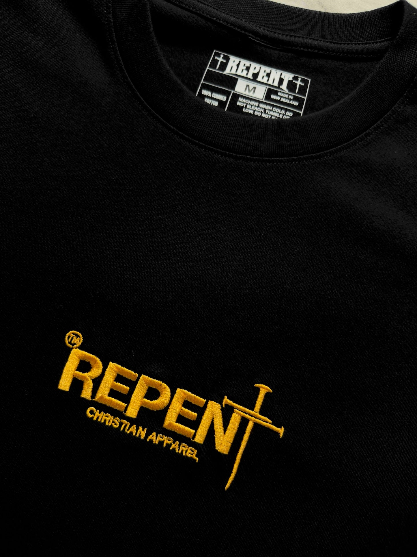 ISA53:5 Black & Gold classic Tee